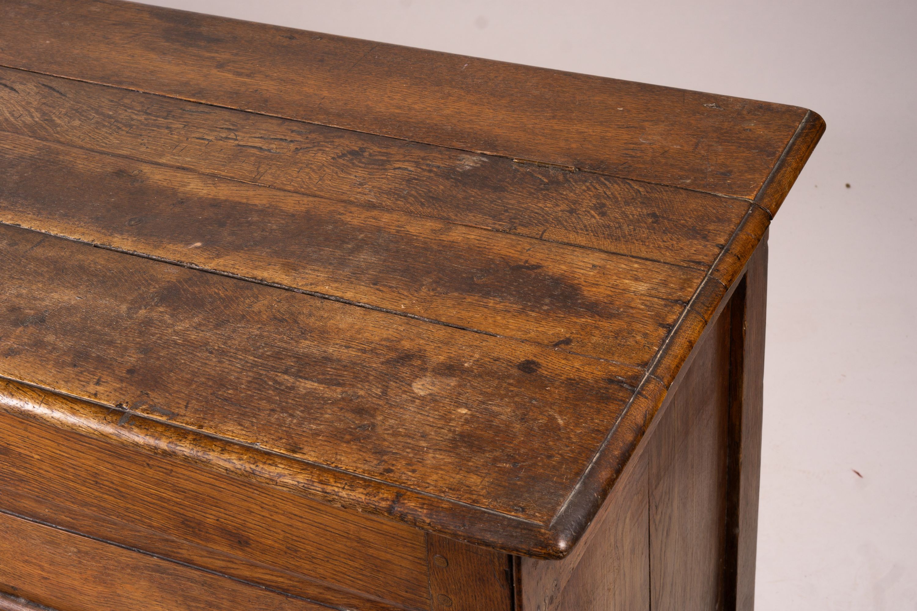 An 18th century oak mule chest, length 150cm, depth 56cm, height 80cm